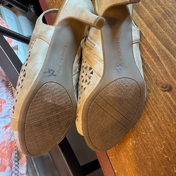 Bandolino Gold Heels with Chic Perforated Design Size 7.5 Gorgeous Heels Hott π₯ - Picture 9 of 16